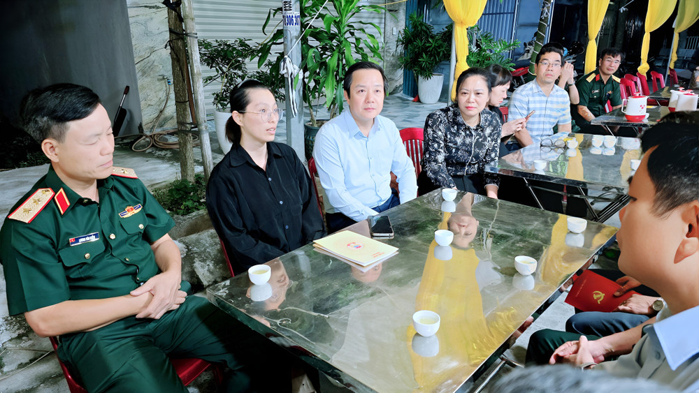 Lãnh đạo tỉnh Hưng Yên và Quân khu 3 thăm hỏi, động viên, chia buồn với gia đình Thiếu tá Trần Văn Tùng. Ảnh: vuthu.hungyen.gov.vn thieu-ta-tran-van-tung-3.jpg