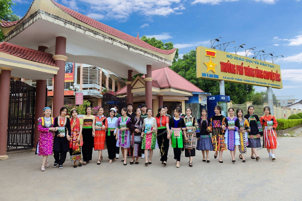 Trường Phổ thông vùng cao Việt Bắc. Ảnh: Nguyễn Hồng la-con-em-cac-dan-toc-viet-bac-chung-em-ve-day-chung-song-mot-nha.jpg
