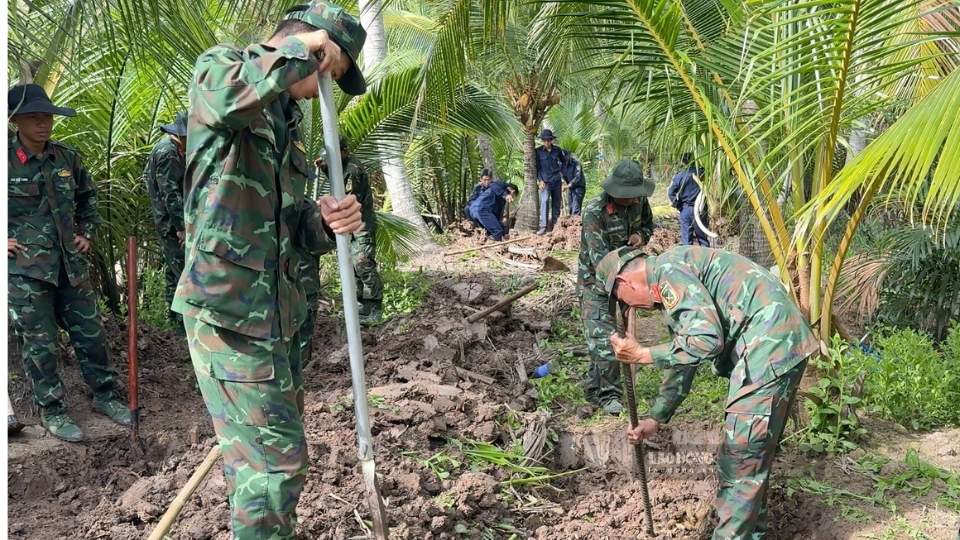 Đội Tìm kiếm, quy tập hài cốt liệt sĩ phối hợp Đội K90 triển khai nhiệm vụ tại xã Đồng Khởi. Ảnh chụp ngày 8.9.2026 tại xã Đồng Khởi. Ảnh: Hoàng Lộc