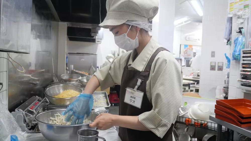 Nữ công nhân Việt Nam đang chế biến thực phẩm tại cơ sở của Saeki ở Nhật Bản. Ảnh: Kyosuke Jinno. https-cms-image-bucket-productionv3-ap-northeast-1-a7d2s3ap-northeast-1amazonaws.jpg