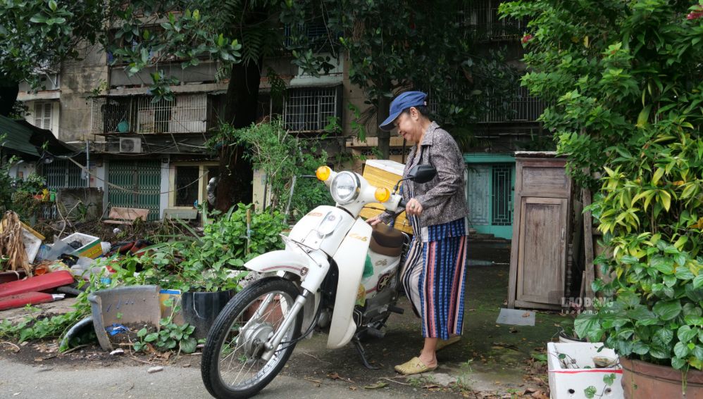 Chị Thủy dọn dẹp đồ đạc, chuẩn bị rời căn nhà đã gắn bó 30 năm. Ảnh: Anh Tú
