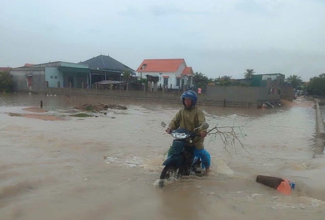 Mưa lớn gây ngập cục bộ, người dân Khánh Hòa chủ động phòng tránh