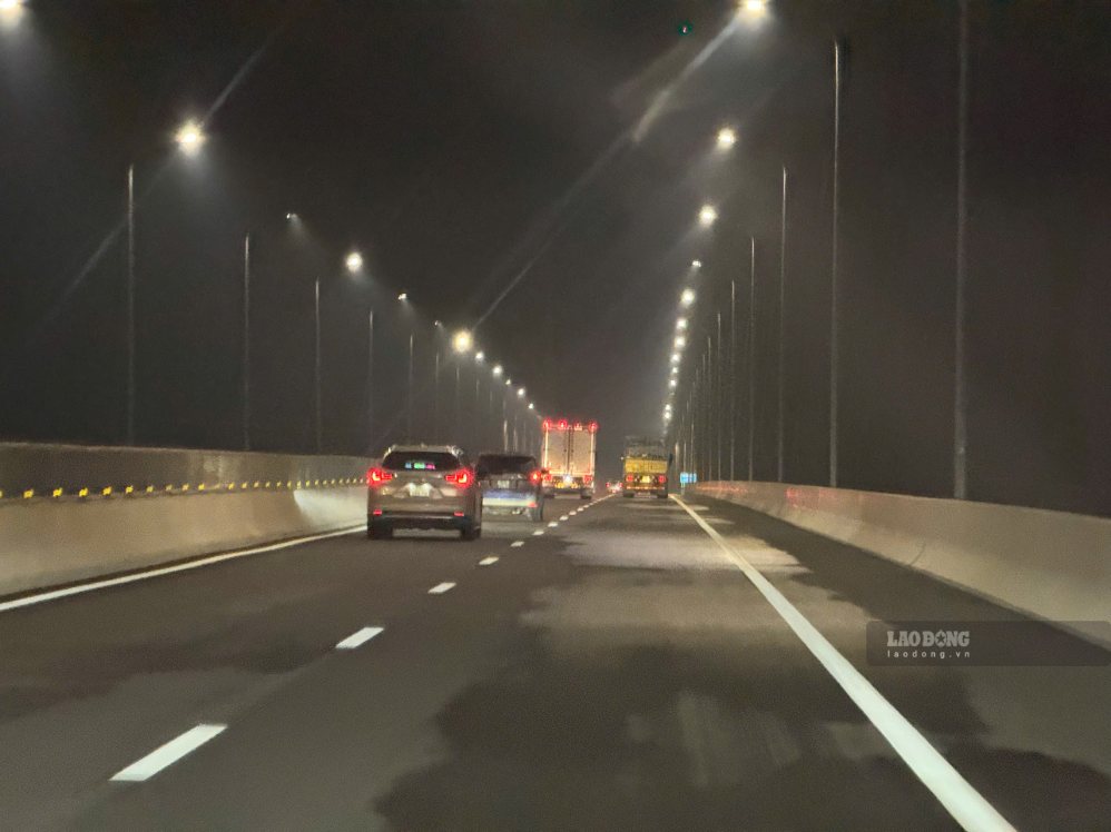 Cao tốc Bến Lức - Long Thành thông xe, các phương tiện bắt đầu di chuyển vào ngày 1.10. Ảnh: HAC