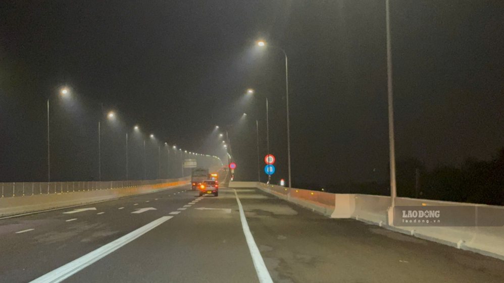 Các phương tiện nối đuôi nhau vào cao tốc Bến Lức - Long Thành. (Ảnh chụp ngày 1.10). Ảnh: HAC