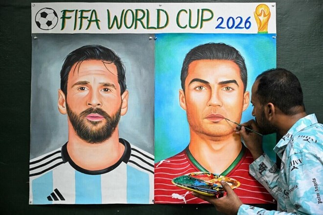 Messi chia tay đội tuyển đầy phong thái, Ronaldo thì không