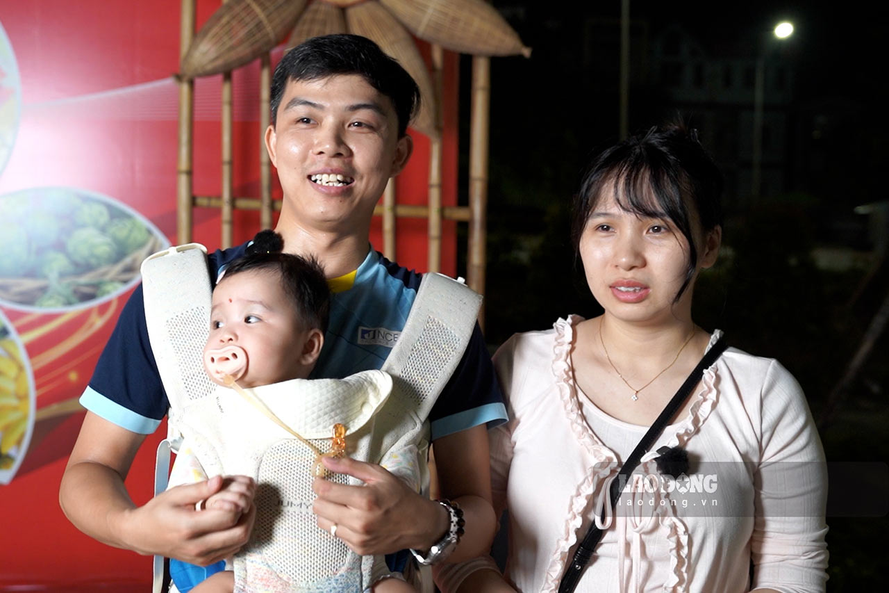 Vợ chồng anh Thịnh đưa con đi chơi, giải trí sau thời gian làm việc. Ảnh: Linh Anh