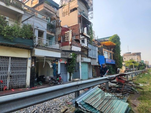 Người dân Hà Nội thu dọn tài sản, nhường đất mở rộng Quốc lộ 1