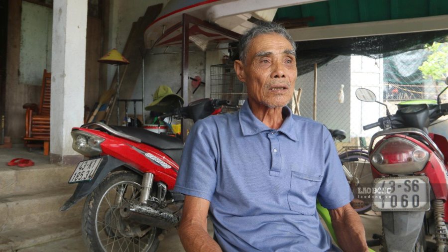 Ông Trần Văn Cừu kể về những mùa lũ khiến bờ sông Vu Gia liên tục sạt lở, cuốn trôi đất sản xuất của người dân. Ảnh: Nguyễn Hoàng