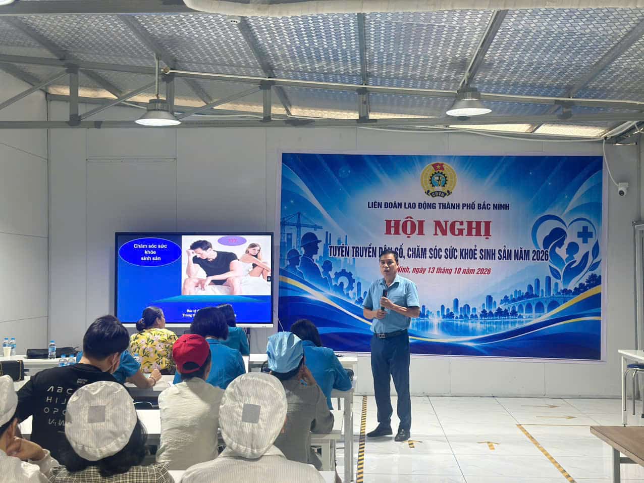 Tại hội nghị, công nhân lao động được thông tin về kỹ năng chăm sóc sức khỏe sinh sản...Ảnh: Nguyễn Huyền.