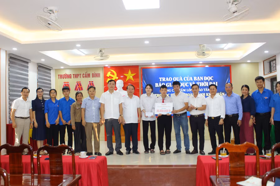 Đại diện Báo GD&TĐ Văn phòng Bắc Trung Bộ trao tiền bạn đọc ủng hộ hai chị em Hiền, Quang trước sự chứng kiến của chính quyền địa phương và đại diện các trường học. img-3652.jpg