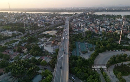 Hà Nội cấm ô tô từ đường gom phía Bắc rẽ phải lên cầu Thăng Long