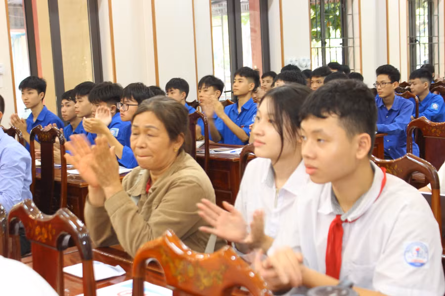 Hai chị em Thanh Hiền và Nhật Quang bên cạnh mẹ. img-3670.jpg