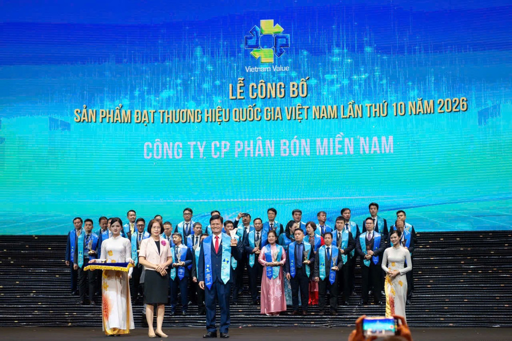 dai-dien-phan-bon-mien-nam-tong-giam-doc-do-van-tuan-vinh-du-nhan-giai-thuong-hieu-quoc-gia.jpg