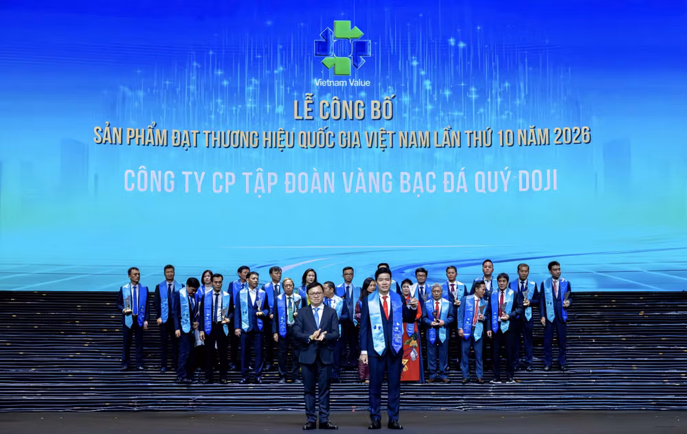 Đại diện DOJI nhận biểu trưng Thương hiệu Quốc gia Việt Nam 2026, ghi dấu 16 năm liên tiếp được vinh danh. img-1341.png