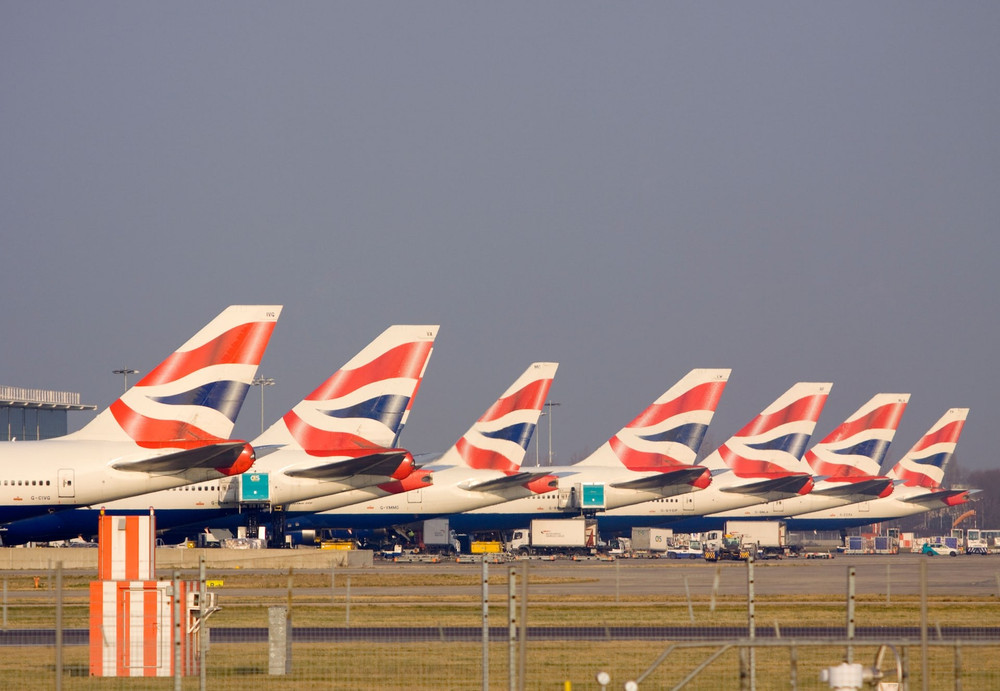 Máy bay của British Airways xếp hàng tại sân bay giữa lúc ngành hàng không đối mặt với áp lực chi phí gia tăng. Ảnh: Alamy Stock. planes-cer87j.jpg