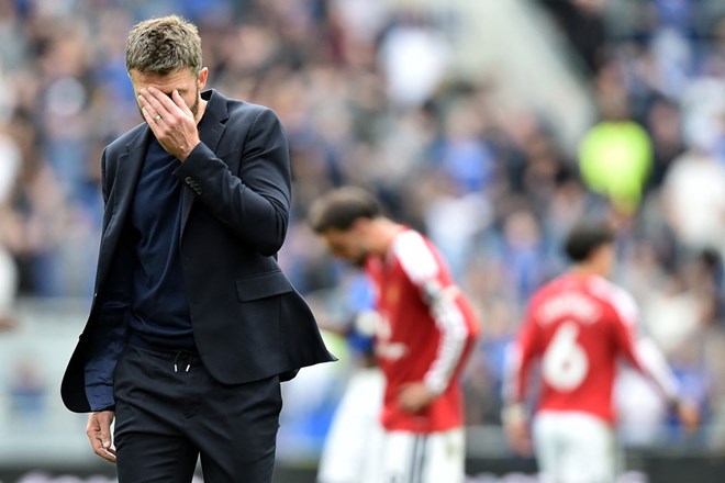 Michael Carrick loay hoay tìm lời giải cho khởi đầu tệ hại của Man United