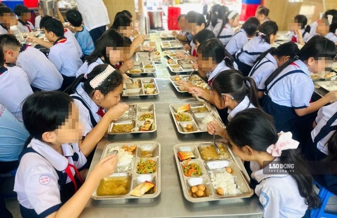Giáo dục 24h: Phụ huynh băn khoăn về tiền suất ăn và các khoản phí bán trú