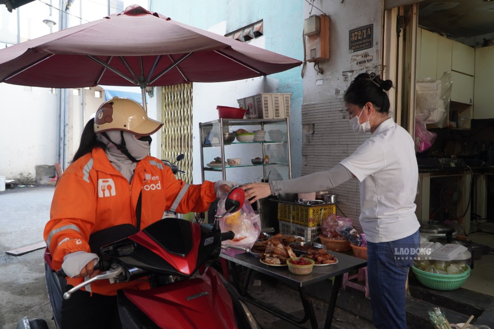 Chị Thu Hương nhận định lượng khách trực tiếp lẫn trực tuyến của quán giảm đến 30-50%. Ảnh: Ngọc Ánh.