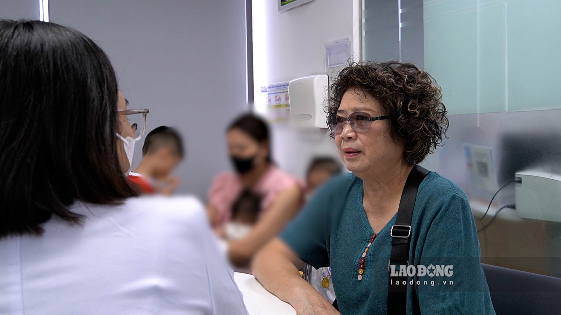Bà Châm chủ động đi tiêm vaccine phòng cúm, phế cầu, zona thần kinh để bảo vệ sức khỏe. Ảnh: An Phương