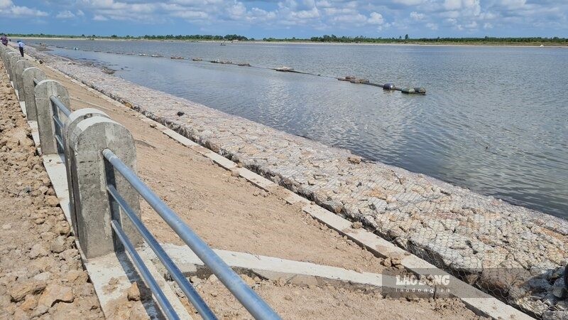 Hồ chứa nước ngọt tại Cà Mau được cho là lớn nhất Miền tây đã hoàn thành năm 2024 nhưng chưa phát huy hết tác dụng do chưa có nhà máy xử lý nước và đường ống cấp nước (ảnh chụp tháng 4.2024 lúc công trình chuẩn bị hoàn thành). Ảnh: Nhật Hồ.