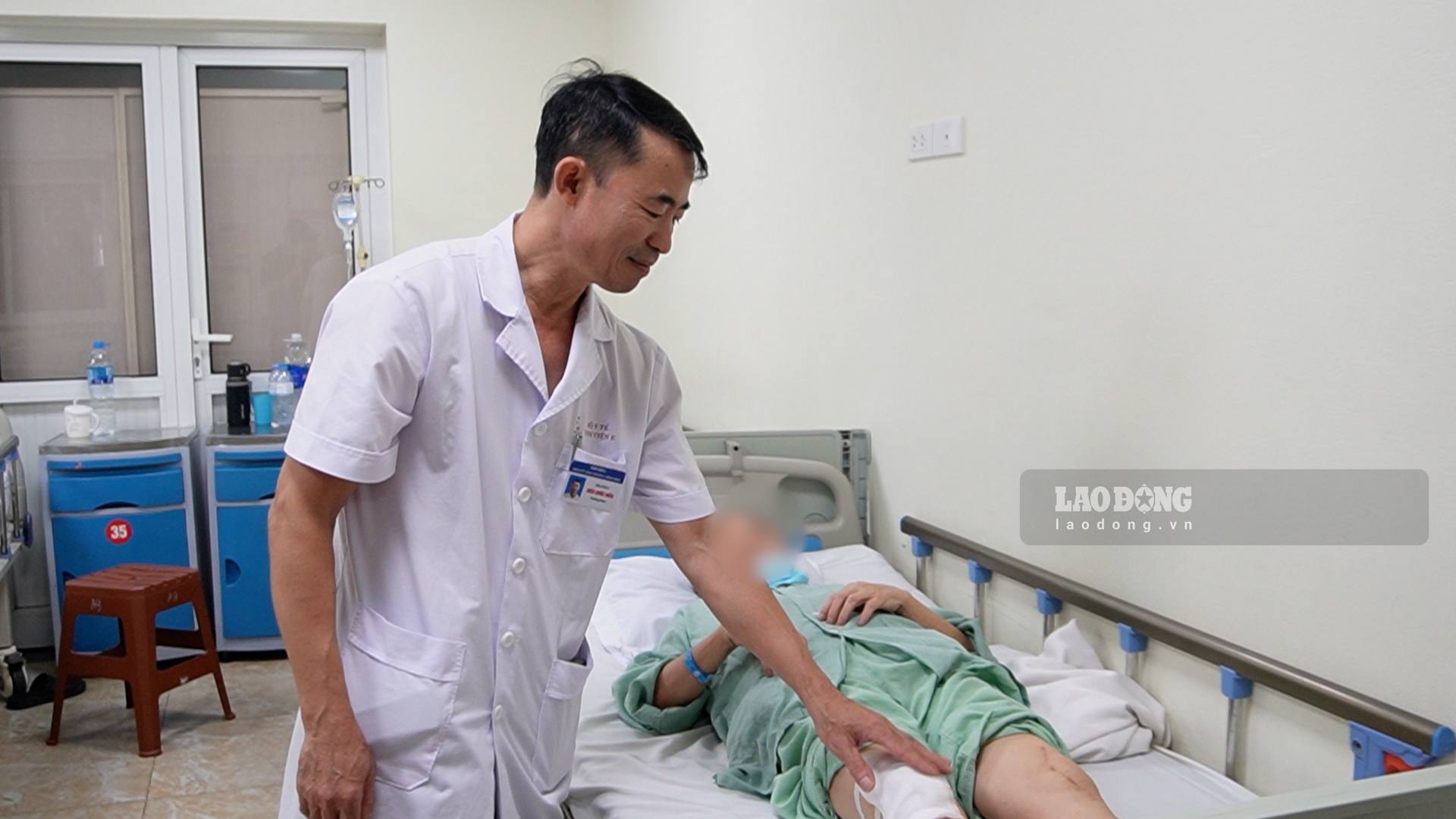 Bác sĩ thăm khám cho nữ bệnh nhân ngoài 60 tuổi ở Hà Nội bị thoái hóa khớp gối hai bên, trước khi vào phẫu thuật. Ảnh: Hạnh Thơm