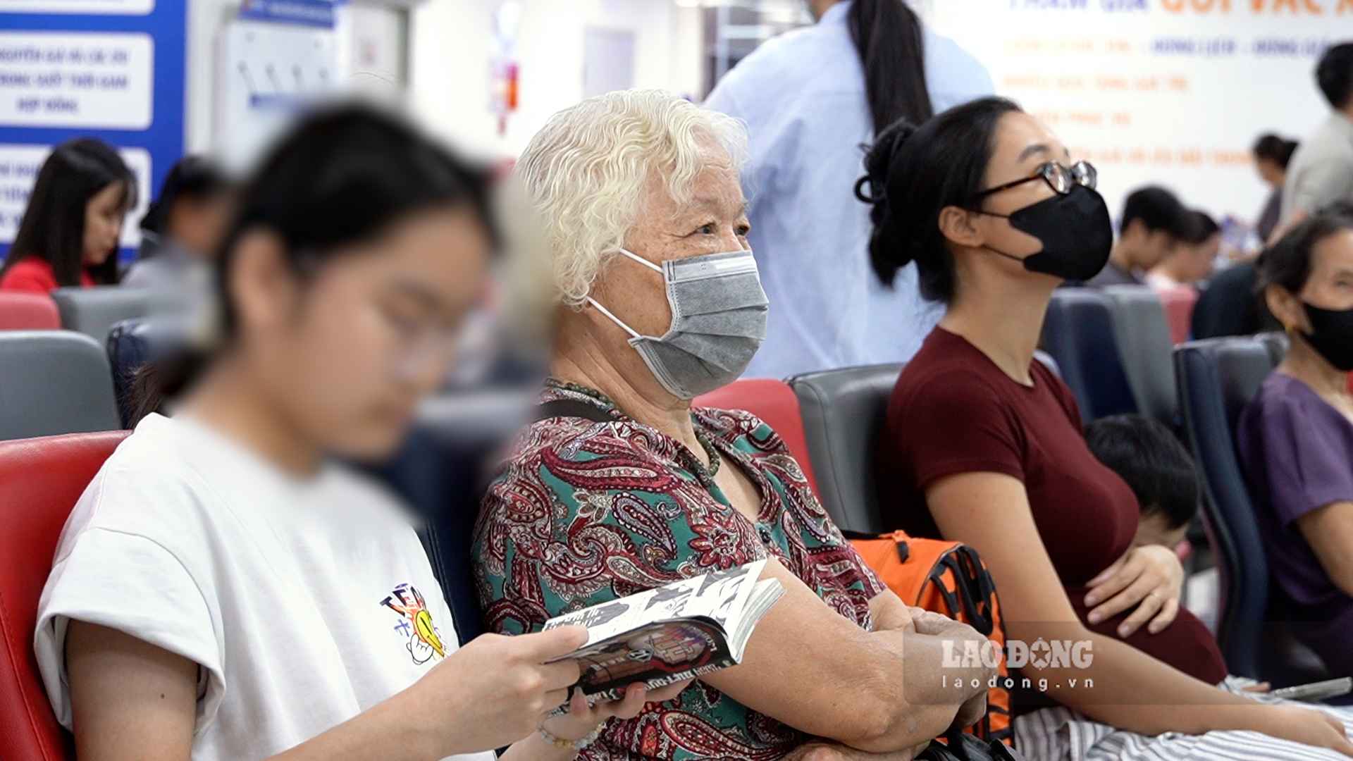 Người có bệnh lý nền cần được bác sĩ thăm khám trước khi tiêm. Ảnh: An Phương