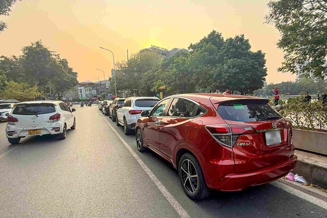 Dẹp cảnh dừng đỗ xe tùy tiện trên phố Hồ Đắc Di, Hà Nội